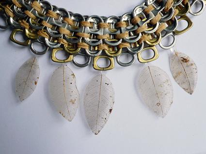 Collier en tirettes et feuilles